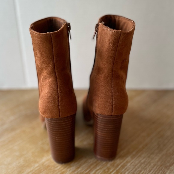 Mari A. Ankle bootie 8M chestnut 4 inch faux suede heels - Picture 4 of 8
